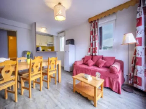 4 Rooms for 12 People