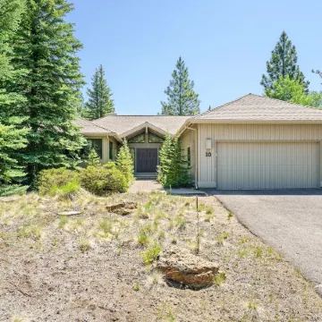 10 Tan Oak Home Features Private Hot Tub and BBQ on the Deck by RedAwning