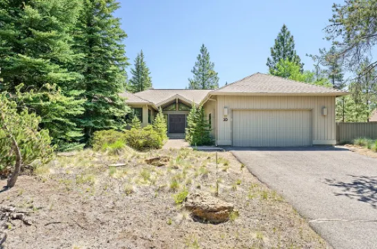 10 Tan Oak Home Features Private Hot Tub and BBQ on the Deck by RedAwning