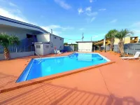 Days Inn by Wyndham Tallahassee University Center - Swimmingpools