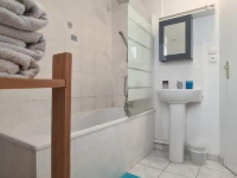 Lovely House with Private Parking/Covered Terrace Close to Beaches and Amenities. Hotels in Douarnenez