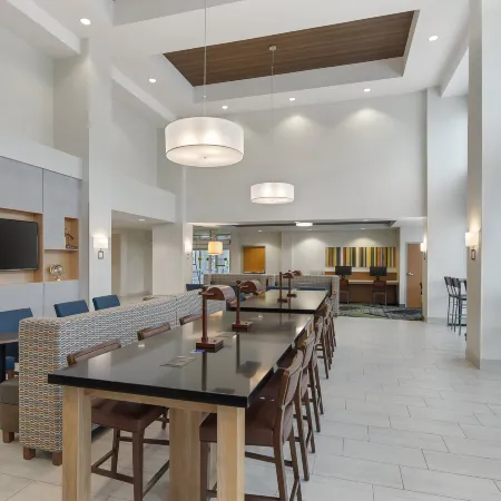 Holiday Inn Express & Suites SACRAMENTO AIRPORT NATOMAS by IHG Отели рядом с достопримечательностью «Арена Арко»