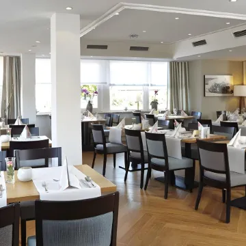 Riverland Inn & Suites