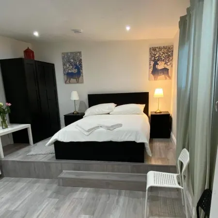 Studio Sleeps 3 - Outdoor Space - Pet Friendly