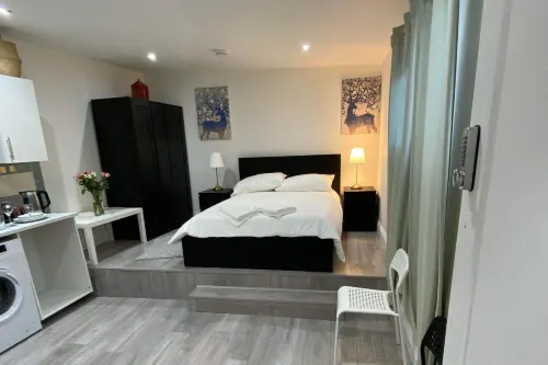 Studio Sleeps 3 - Outdoor Space - Pet Friendly