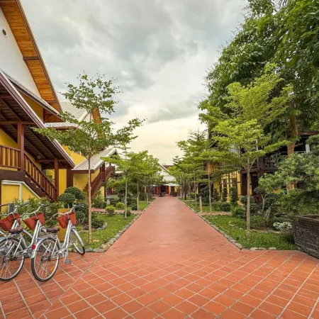 U Luang Prabang Отели рядом с достопримечательностью «Ват Чом Пхет»
