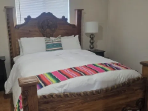 Hacienda de Horacio a 3 bedroom w/2 king beds, private patio and parking. โรงแรมในMesilla