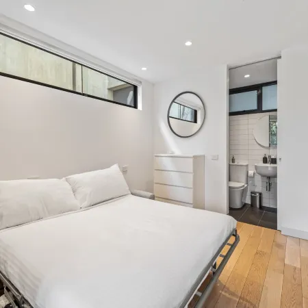 Chic 2-Bed Apartment in Vibrant St Kilda