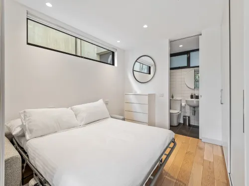 Chic 2-Bed Apartment in Vibrant St Kilda