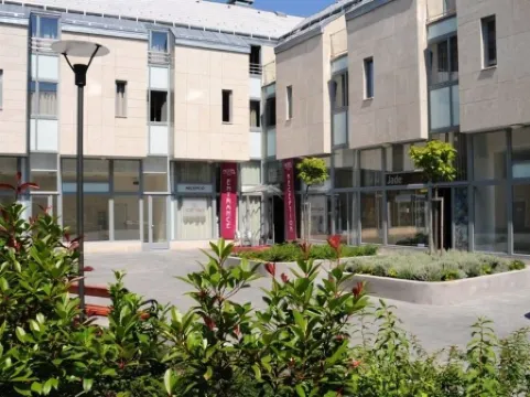 伊裏澤貝特吉拉伊酒店