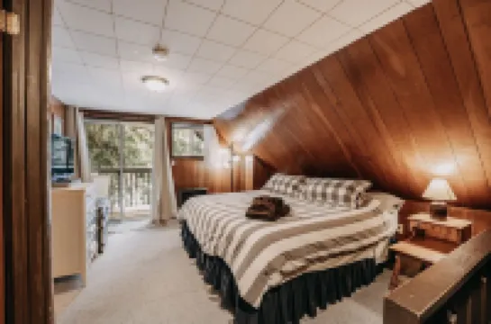 63Mbr - Hot Tub - BBQ - Pets Ok - Wifi - Sleeps 6 2 Bedroom Home by RedAwning