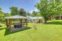 Secluded Marshall Farmhouse w/ Hot Tub! - parking