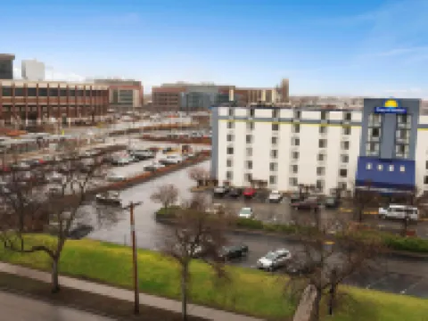 Days Hotel by Wyndham University Ave SE Hotels in Minneapolis
