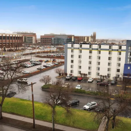 Days Hotel by Wyndham University Ave SE