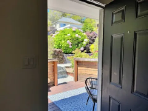 Charming Garden Oasis, Walkable, Laundry, Parking, 1 Br