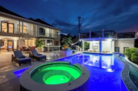 An Ultra-Luxurious Resort Style Ocean View Villa. Optional Yacht, Fully Staffed! Hoteles en Discovery Bay