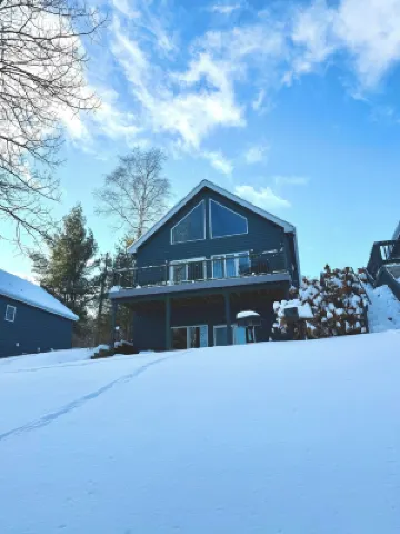 WALDEN HAUS -Lakefront Chalet- Dog Friendly & Breakfast-Ski-Golf-Bike-Hike-Swim