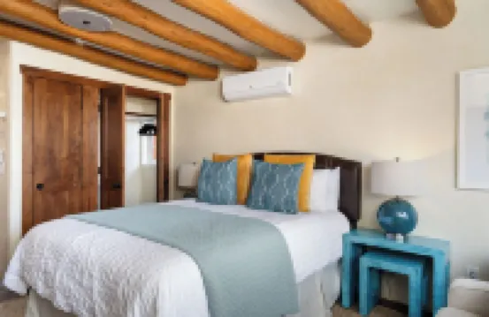 Luxurious Casita del Sol - 5 Min. Walk to Plaza - Private Backyard - Fireplace