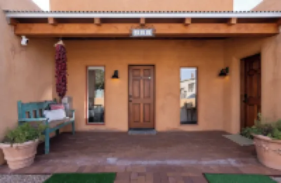 Luxurious Casita del Sol - 5 Min. Walk to Plaza - Private Backyard - Fireplace
