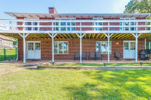 Lakefront Arkansas Escape w/ Grill, Dock & Kayaks! - Homestays