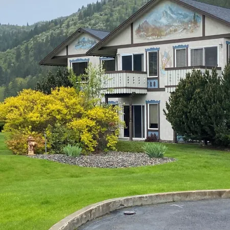 Bright Condo With Views & Easy Access to CDA River.  Minutes From Gondola!