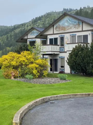 Bright Condo With Views & Easy Access to CDA River.  Minutes From Gondola!