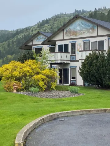 Bright Condo With Views & Easy Access to CDA River.  Minutes From Gondola!