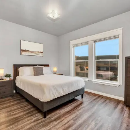 Walk to DT Fast Wi-fi + Long Stay Equipped!