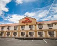 Econo Lodge Inn & Suites - parking