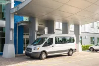 Holiday Inn Express Miami Airport-Blue Lagoon Area, an IHG Hotel - parking