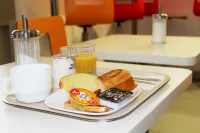 Premiere Classe Plaisir - Gatines - breakfast