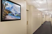Signature Stay Inn & Suites - Downtown Hamilton - 3-Star