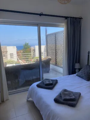 Charming 2-Bedroom Apartment with Ocean Views in Bahçeli Hotels in 