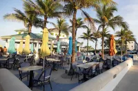 UNIT #4 LAUDERDALE BY THE SEA 200 STEPS to Beach and fun! Modern Studio