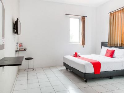 RedDoorz Plus Near Galaxy Mall