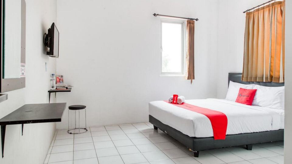 RedDoorz Plus Near Galaxy Mall