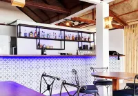 Bluewaves Resort Moalboal by Hiverooms - Quầy Bar