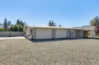 Backyard Oasis w/ Hot Tub & Views: Weaverville Gem - Homestays