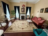 LA BELLE MAISON - Beautiful 1850 Historical home just across from Lions Park! Hotels in Jefferson