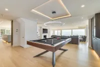 Luxe 5,600-sq-ft Estate Waterfront + Pool - homestay