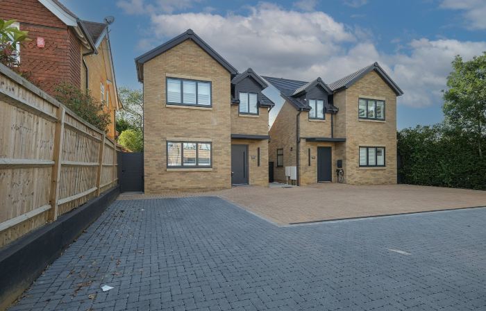 Luxaura Homes 5-Bed Detached House