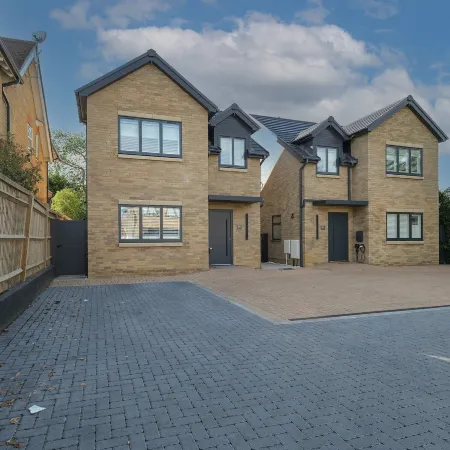 Luxaura Homes 5-Bed Detached House