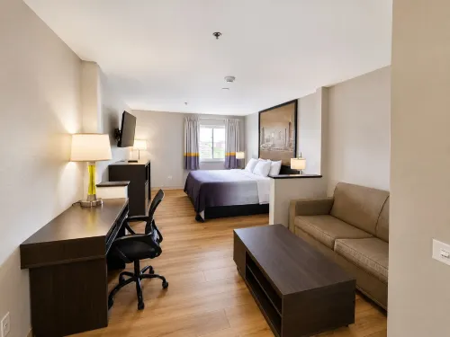 Super 8 by Wyndham Monee - parking