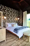 Romantic Stargazing Retreat in Nature w/ Hot Tub, Sauna + Outdoor Shower - Boutique
