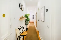 Bright Double, AC   Shared Bathroom | Saldanha - Condos
