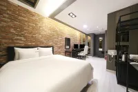 Yeongcheon D-Day Hotel - parking