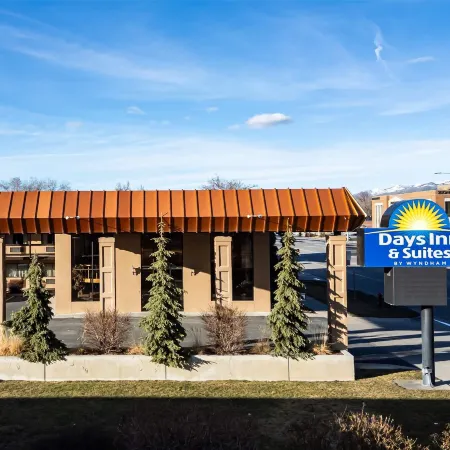Days Inn & Suites by Wyndham Logan