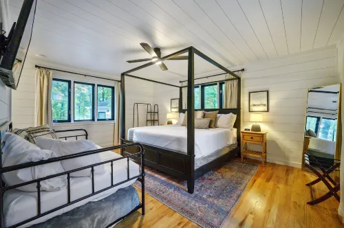 Sleeps 18 - Hot Tub - Playground - Games - Firepit - balcony