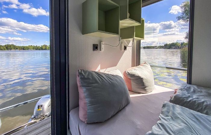 Luxury Houseboat with Many Extras Included