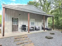 Adorable Molly B Cabin 1-bedroom 1-bath w/parking/WiFi/AC - 2-Star